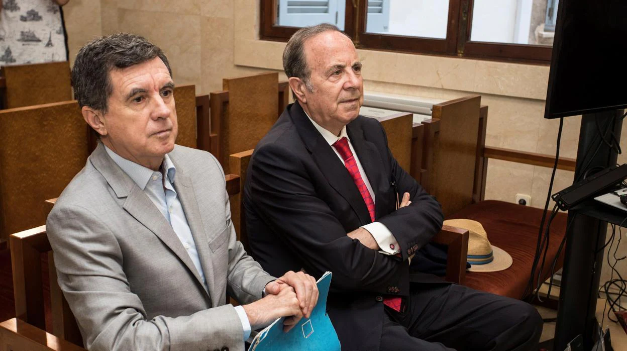 El expresidente del Govern balear Jaume Matas (i) y el exconseller de Interior y antiguo delegado del Gobierno José María Rodríguez (d), durante el juicio