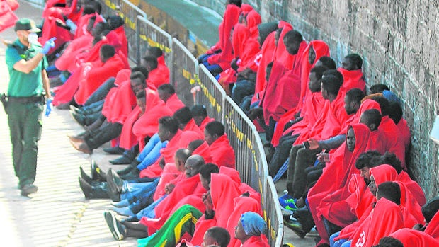 Salvamento Marítimo rescata a 185 personas de seis pateras en el mar de Alborán