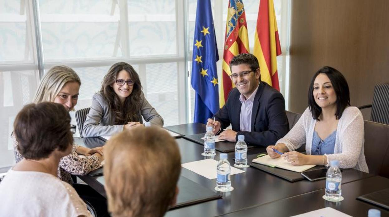 Jorge Rodríguez durante su reunión de este lunes con Mónica Oltra en Valencia