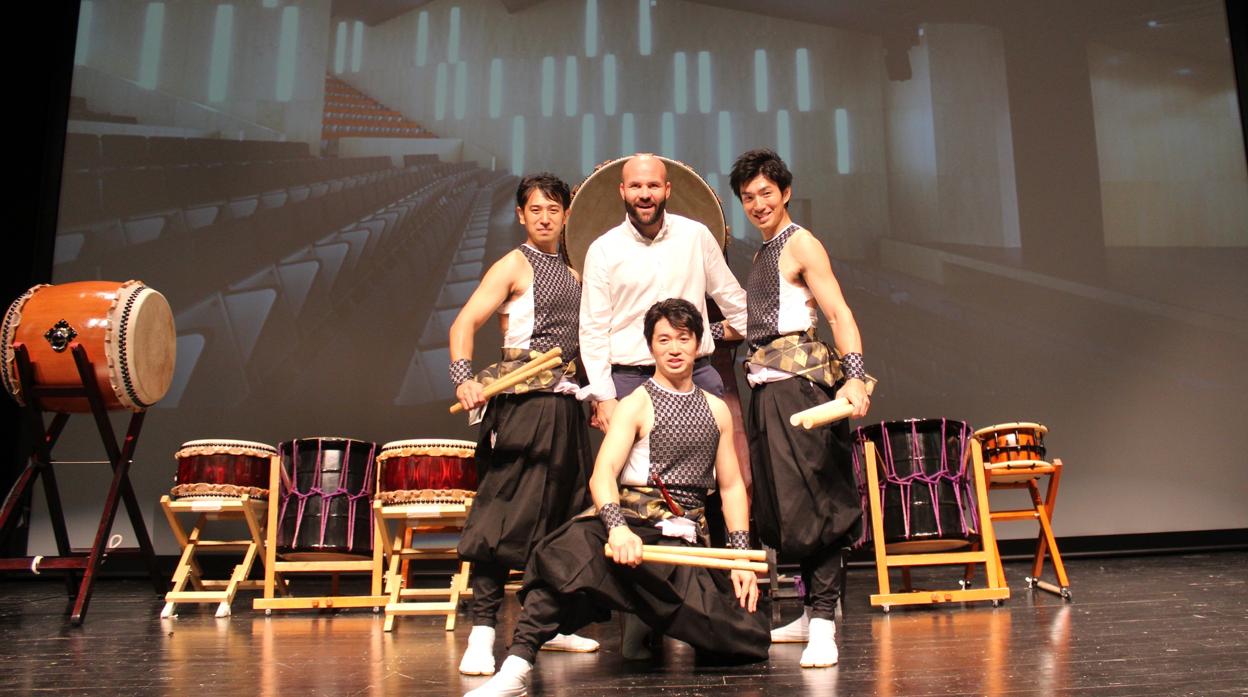 Carlos Linares con los hermanos Kanazashi en la presentación de su espectáculo