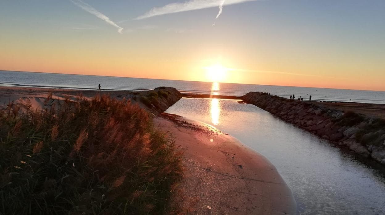 Imagen del amanecer tomada en la playa de la Malvarrosa de Valencia