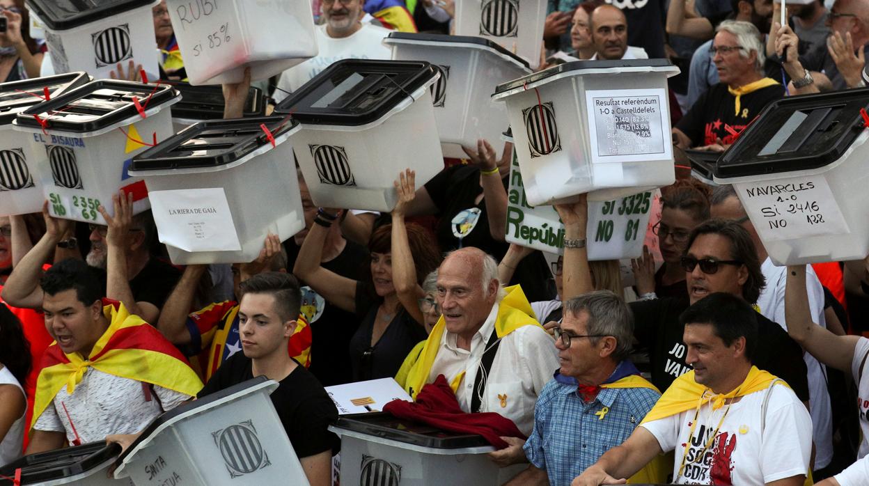 Un grupo de personas portan urnas duante la marcha