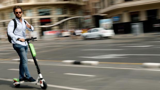 Valencia prohíbe a los patinetes eléctricos y a las bicicletas circular por las aceras