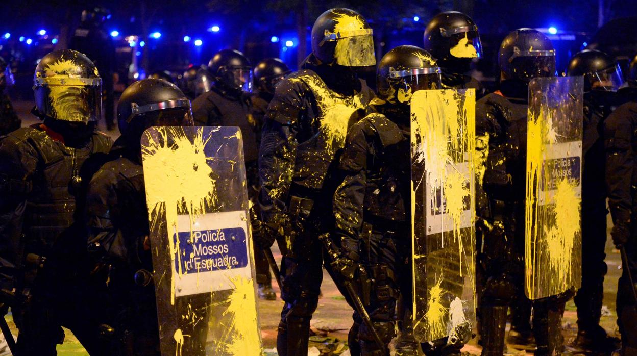 Agentes de los Mossos d'Esquadra, ayer durante las manifestaciones del 1-O