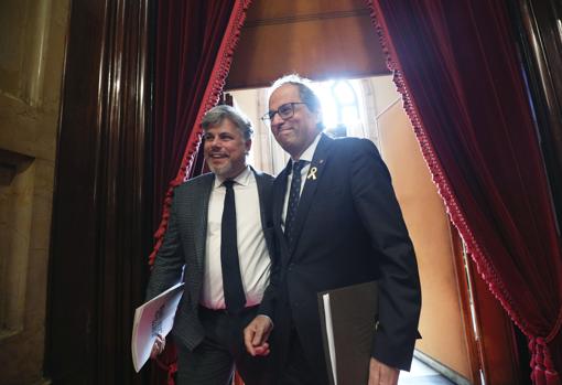 Quim Torra entrando en el pleno del Parlament acompañado del presidente del grupo de Junts per Catalunya, Albert Batet