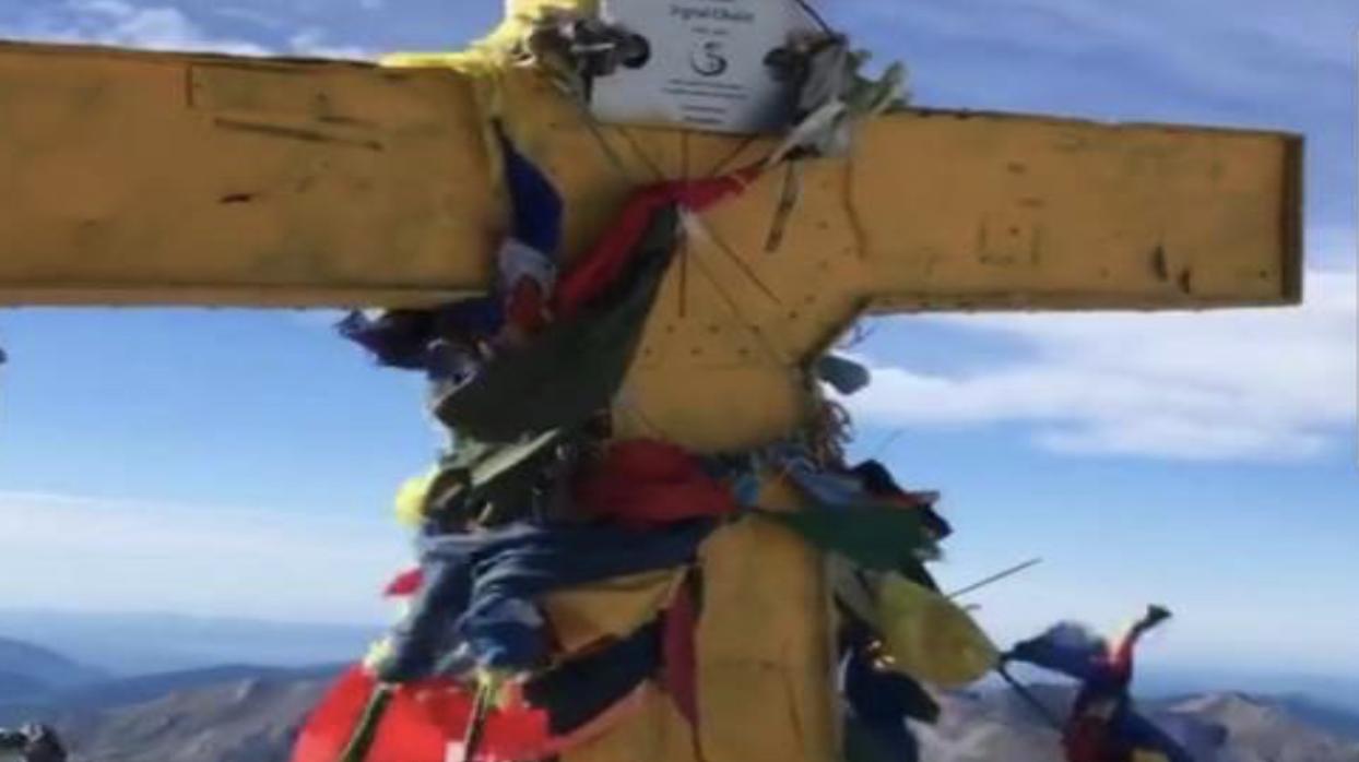 La cruz que corona el Pico Aneto (Huesca), pintada de amarillo por los independentistas catalanes