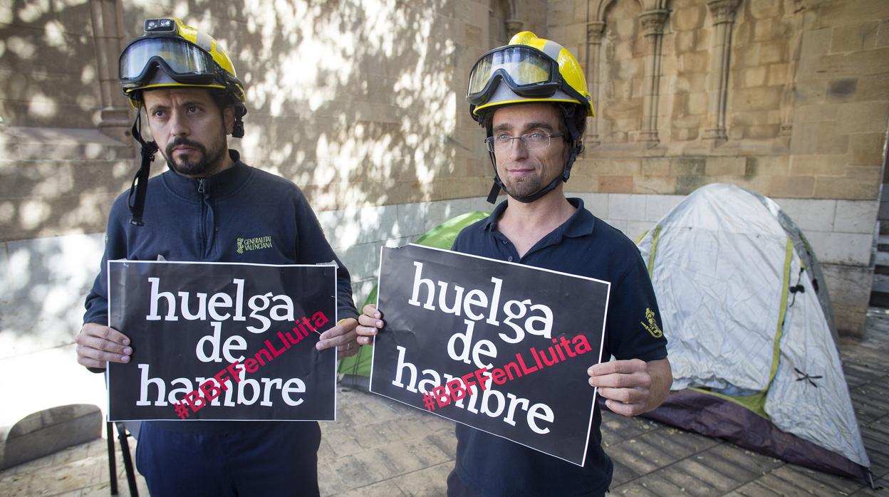 Imagen de los dos bomberos en huelga de hambre