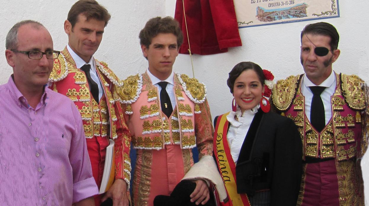 César Romero, concejal de Festejos, junto a los diestros, Eugenio de Mora, Ginés Marín y Juan José Padilla.