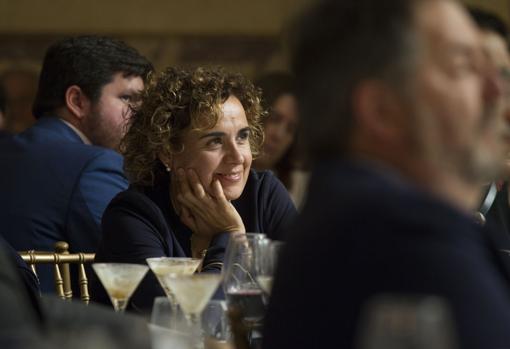 Dolors Monserrat, sonríe durante el discurso de Casado