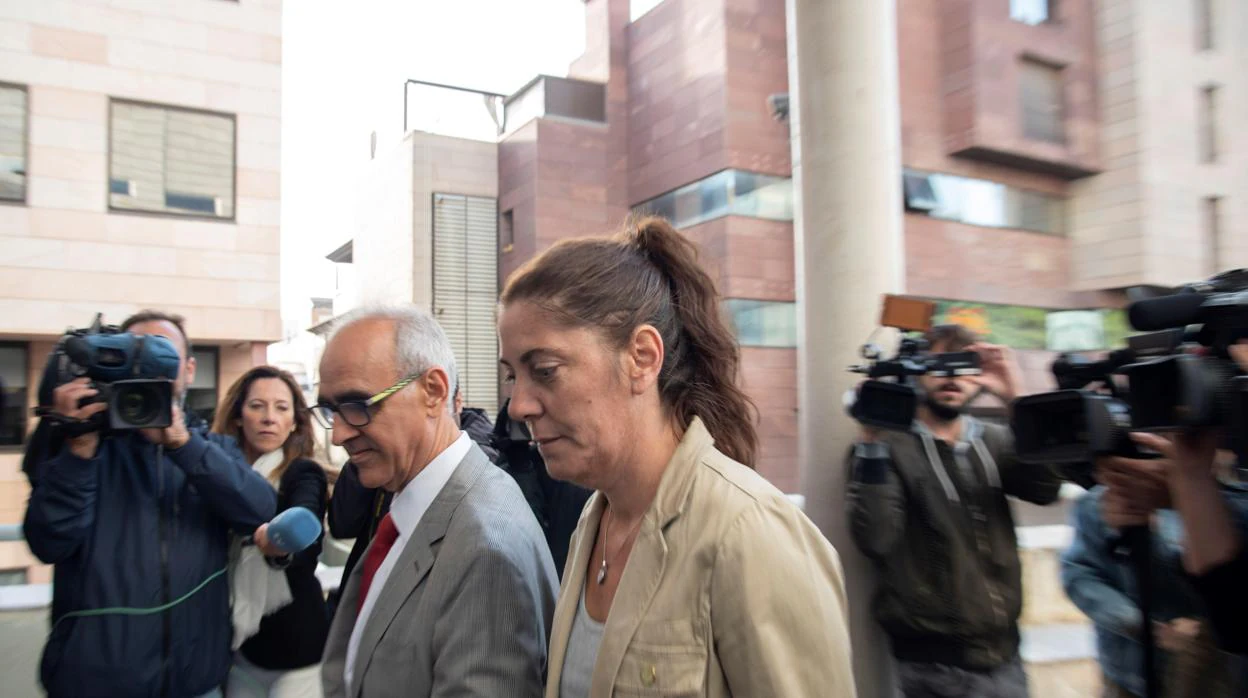 La madre de Nadia Nerea, Margarita Garau, llega a la Audiencia de Lérida junto a su abogado