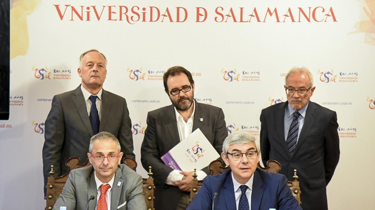 El rector de la Universidad de Salamanca, Ricardo Rivero, y el delegado de GADISA en Castilla y León, José Daniel Posadas, en la presentación del convenio de colaboración