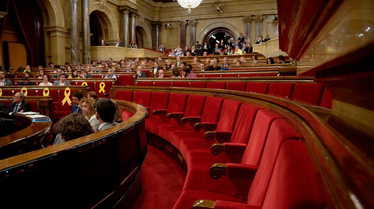 Butacas vacias ayer durante la sesión en el Parlament de Cataluña