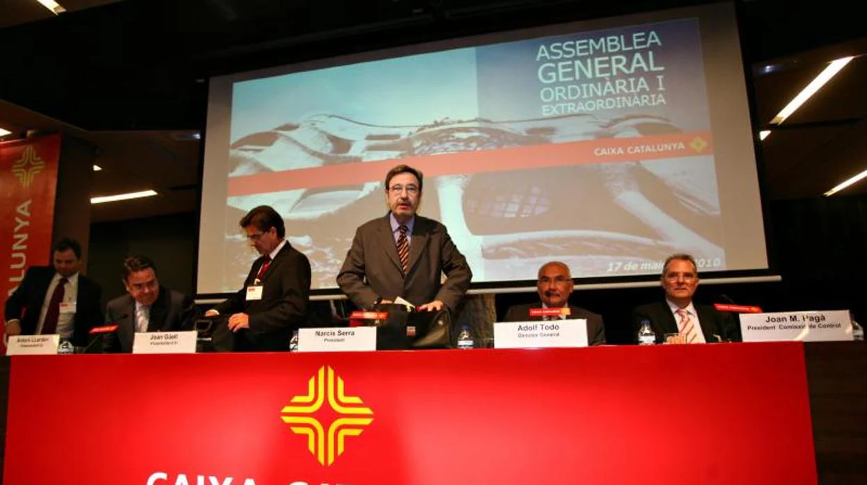 Narcís Serra, y Todó a su izquierda, durante una asamblea general en 2010 de la entidad