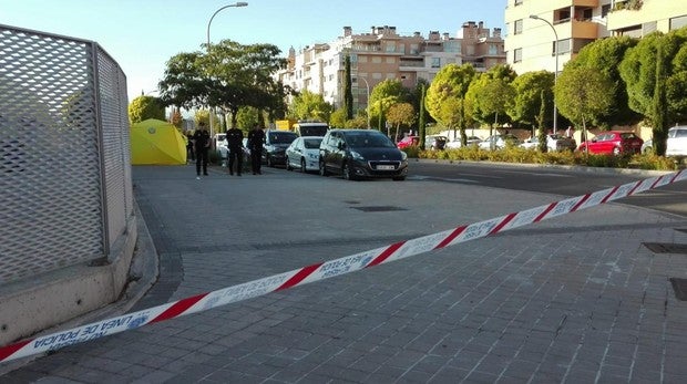 Muere una niña en un coche al olvidarse su padre de ella