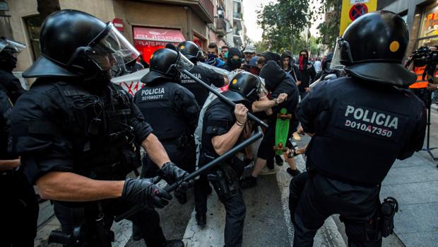 Los mossos cargan contra manifestantes convocados por los CDR contra otra marcha por la unidad de España