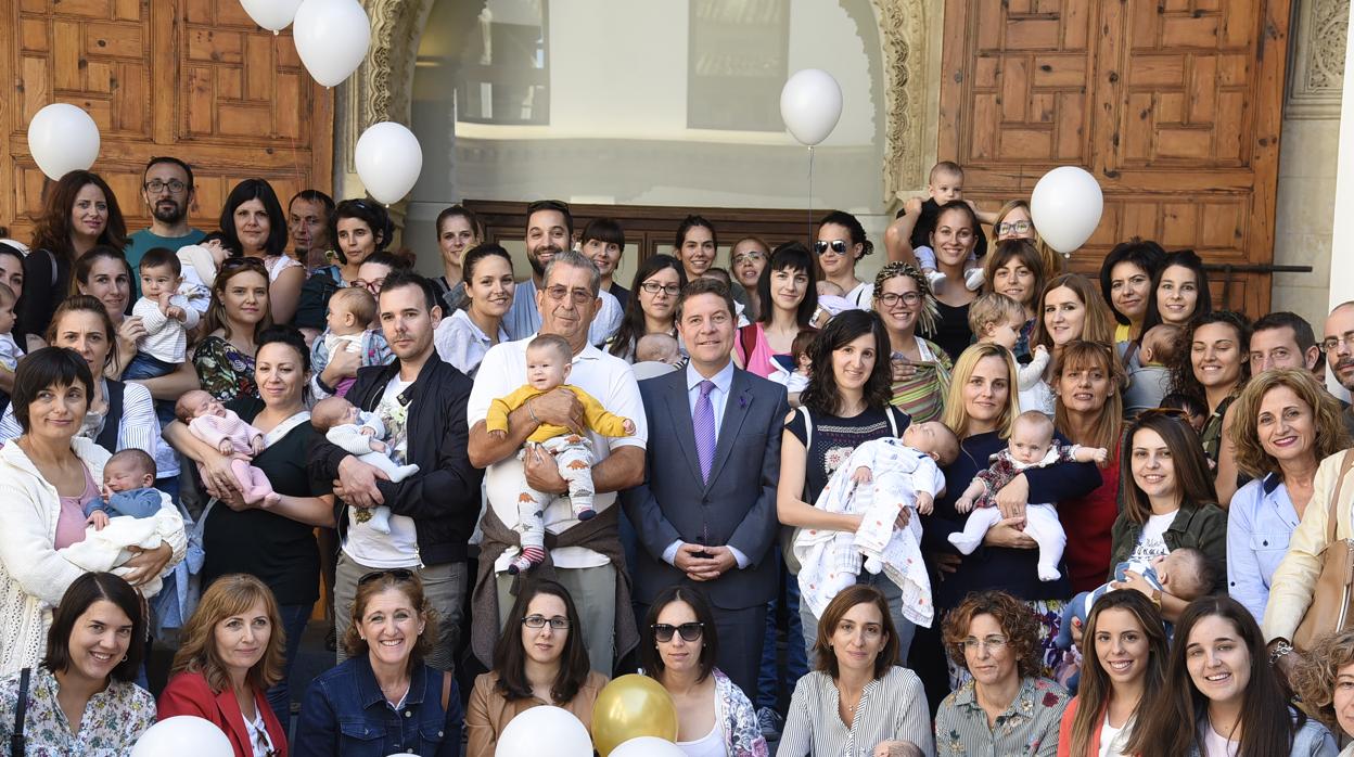 El presidente regional con madres, padres y niños en el palacio de Funesalida