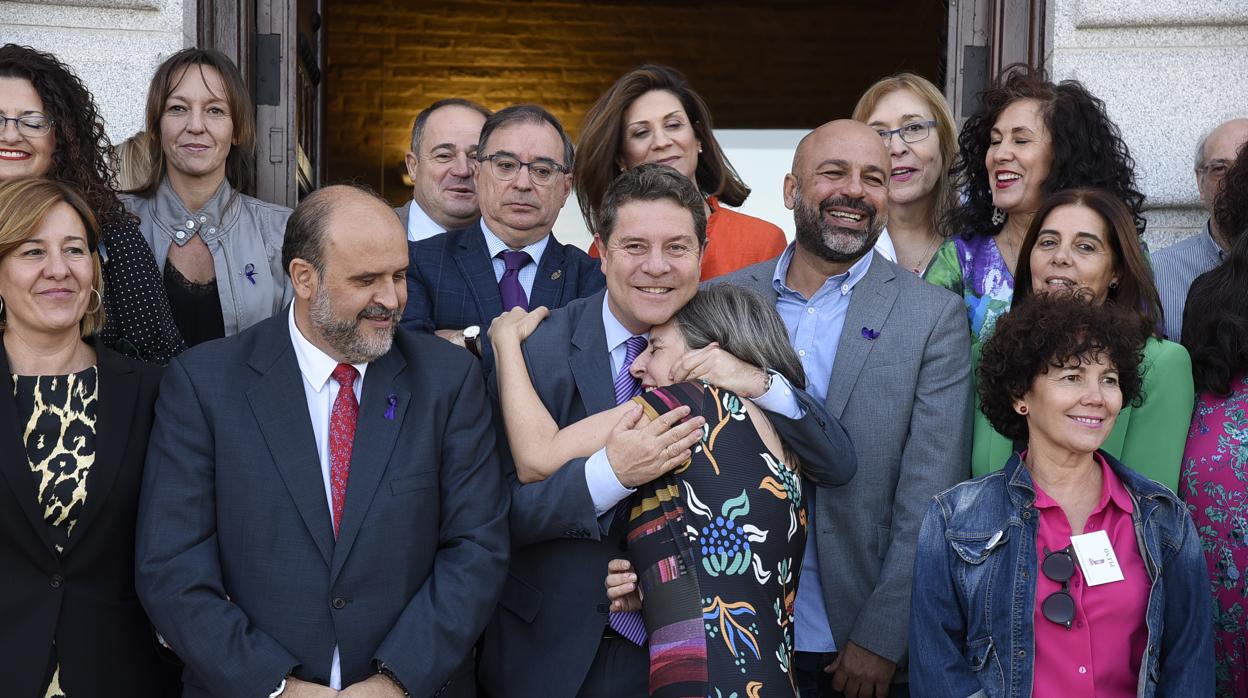 Emiliano García-Page se abraza a la directora del Instituto de la la Mujer, Araceli Martínez tras las aprobación de la ley