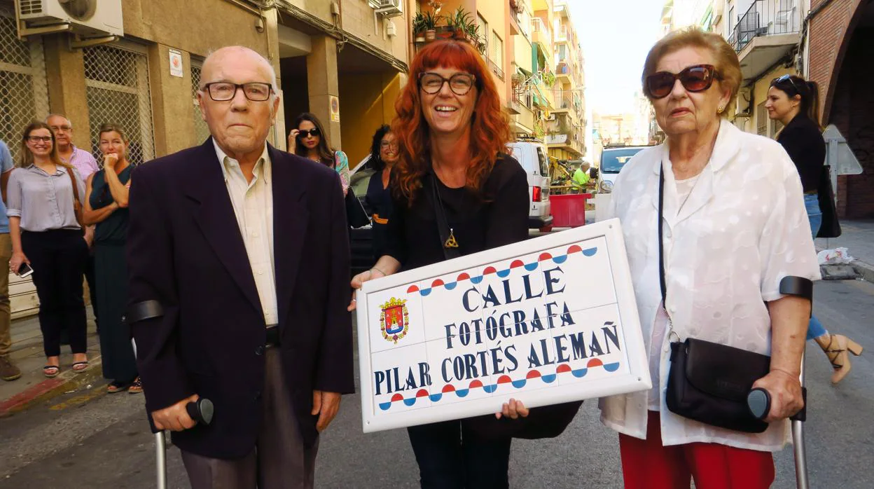 Cambio de placa de una de las seis calles franquistas en Alicante