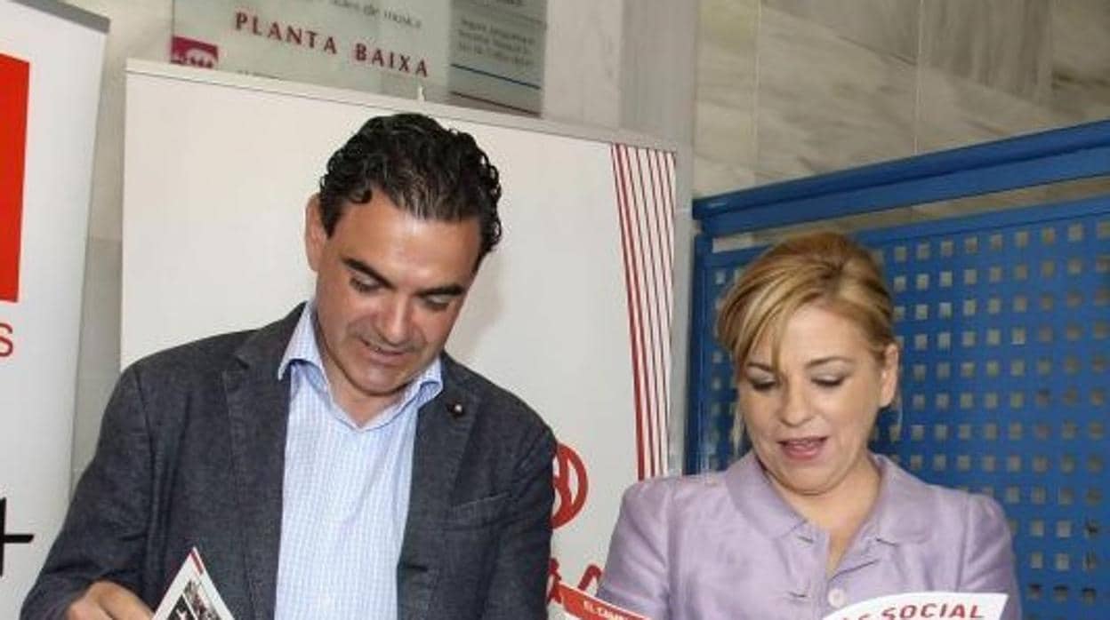 Vicente Arques con Elena Valenciano antes de un mitin de campaña electoral en Alfaz del Pi