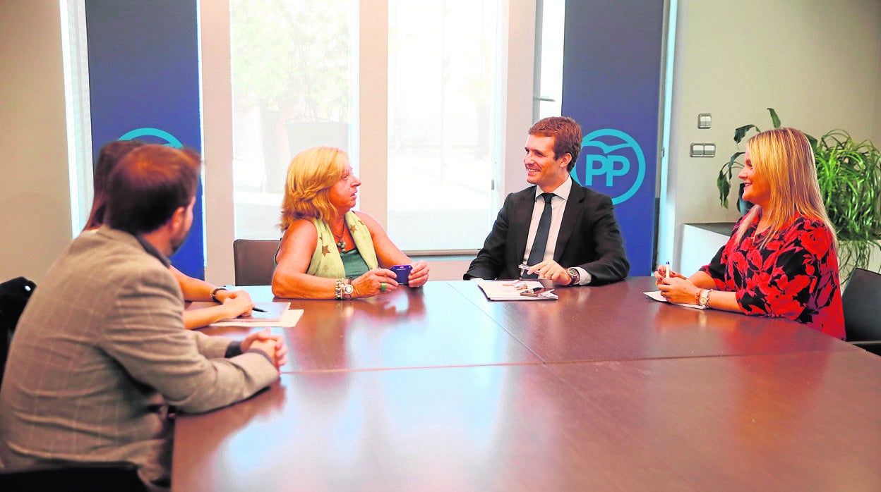 Pablo Casado y Marimar Blanco, durante la reunión con las asociaciones de víctimas del terrorismo