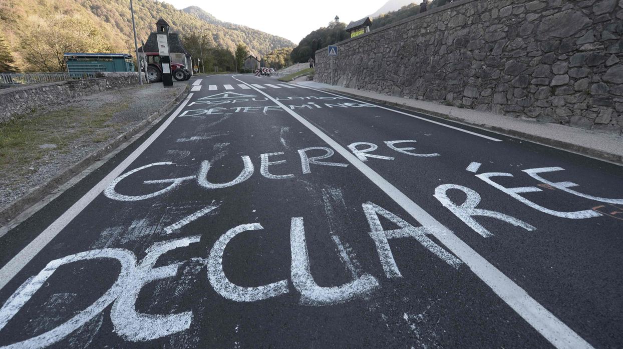 Pintadas en una carretera del Pirineo francés para protestar por la suelta de más osos pardos. «Guerra declarada», reza la pintada sobre el asfalto