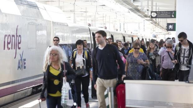 Renfe oferta 16.000 plazas más en la Comunidad Valenciana por el 9 d'Octubre y el Pilar