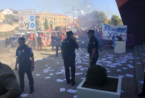 Los bomberos se manifestaron en la entrada a Farcama