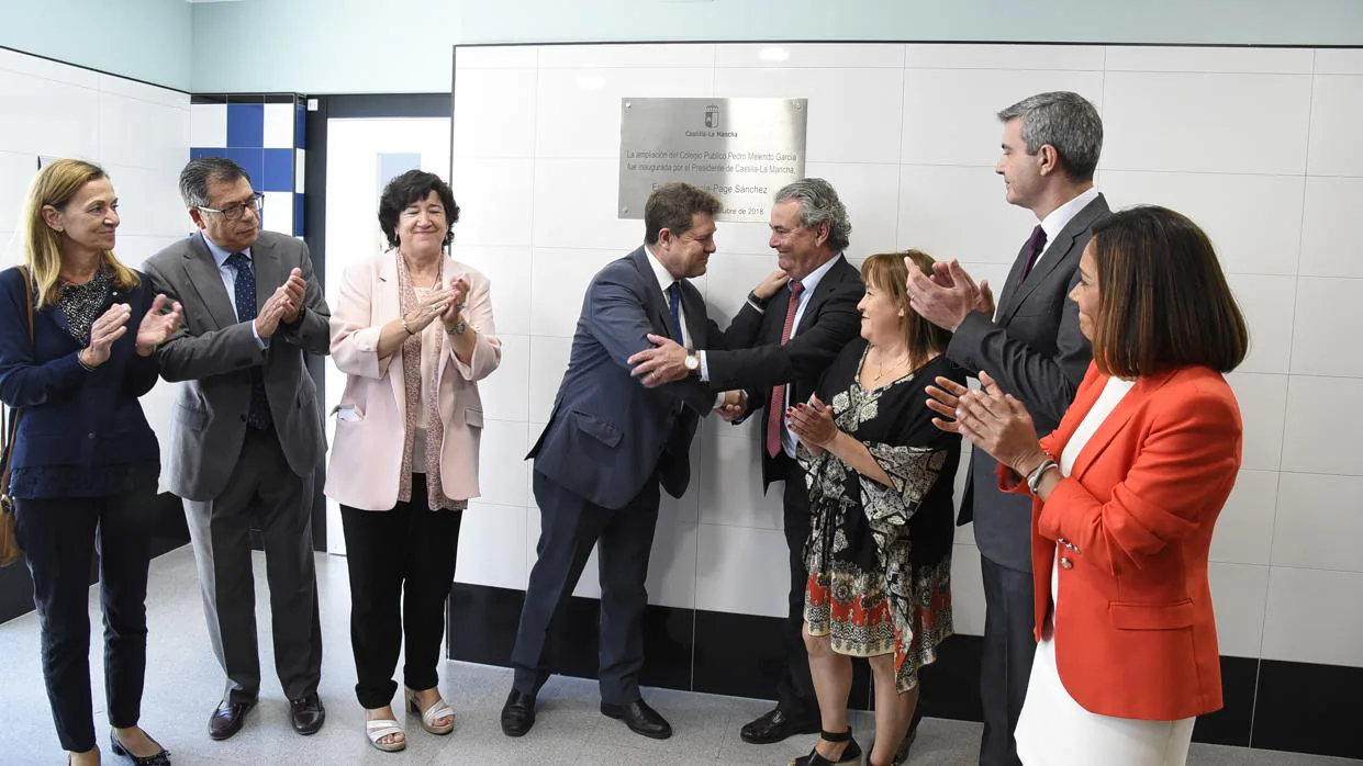 García-Page, durante la inauguración, juntoal alcalde de Olías del Rey, José Manuel Trigo