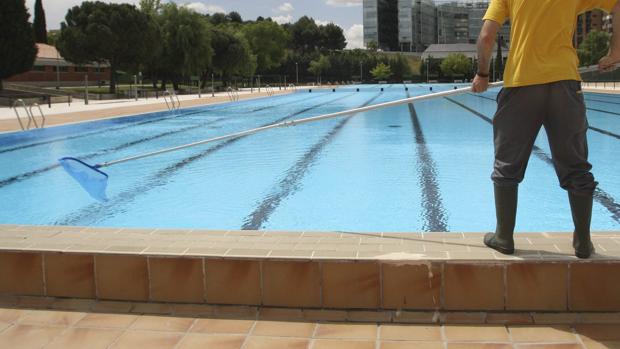 Atienden a una mujer y a seis niños por hipercloración en una piscina de Oliva