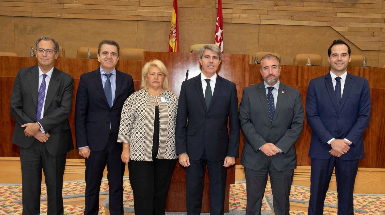 Los portavoces de PP, PSOE y Cs, con el presidente regional y los representantes de la AVT, Ángeles Pedraza y Miguel Folguera