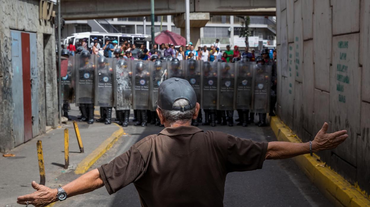 Un hombre protesta en Venezuela por la carestía y escasez de productos básicos