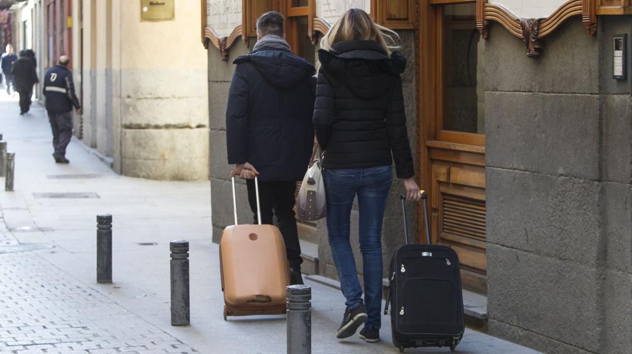 Una pareja de turistas por el centro de Madrid