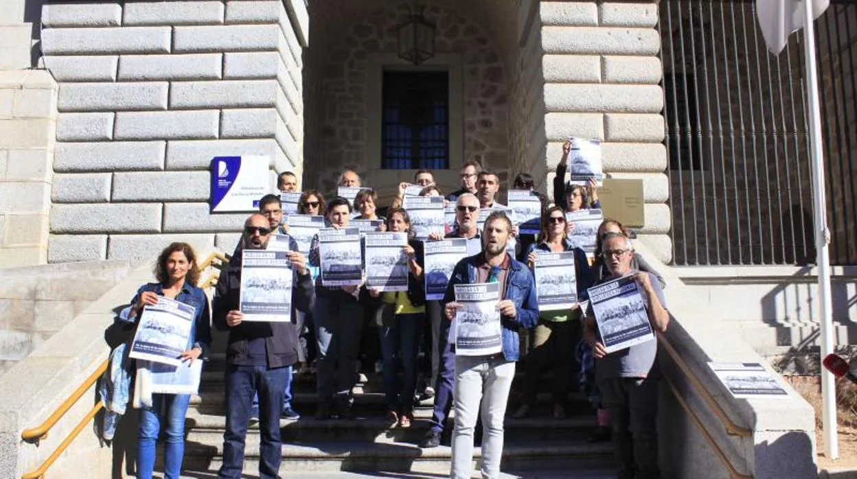Los empleados de la Biblioteca de Castilla-La Mancha, a las puertas de la institución