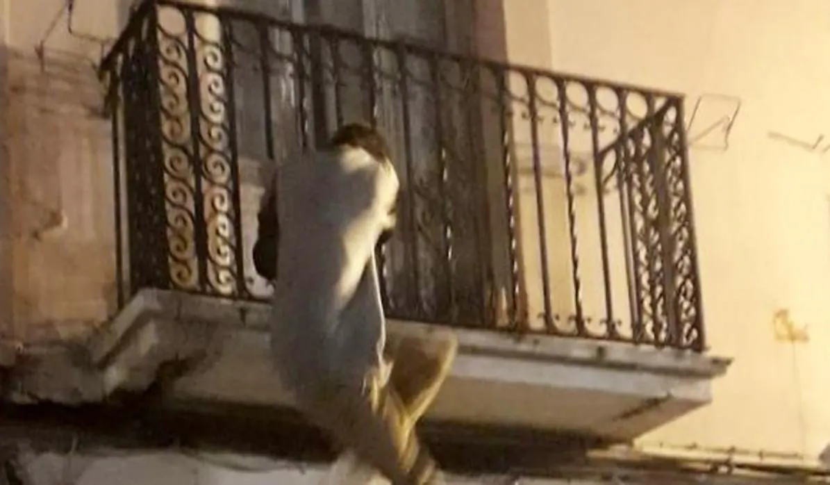 Imagen del hombre detenido en el momento que se encaramaba al balcón