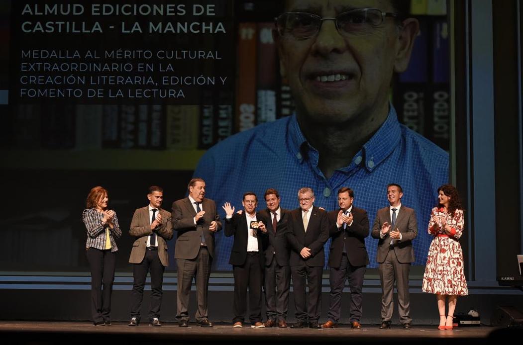 El colaborador de ABC Alfonso González Calero fue premiado con la Medalla al Mérito Cultural en la Creación Literaria, Edición y Fomento de la Lectura