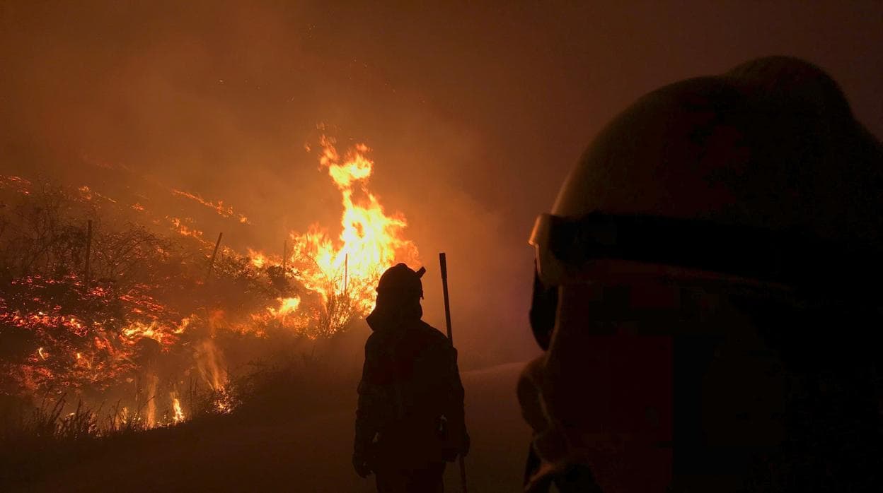 Bomberos forestales en el incendio de Mondariz