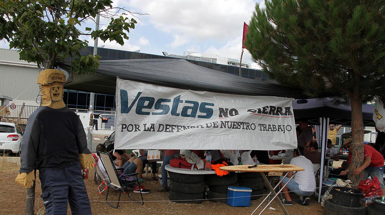 Campamento de trabajadores frente a la sede de Vestas en Villadangos del Páramo