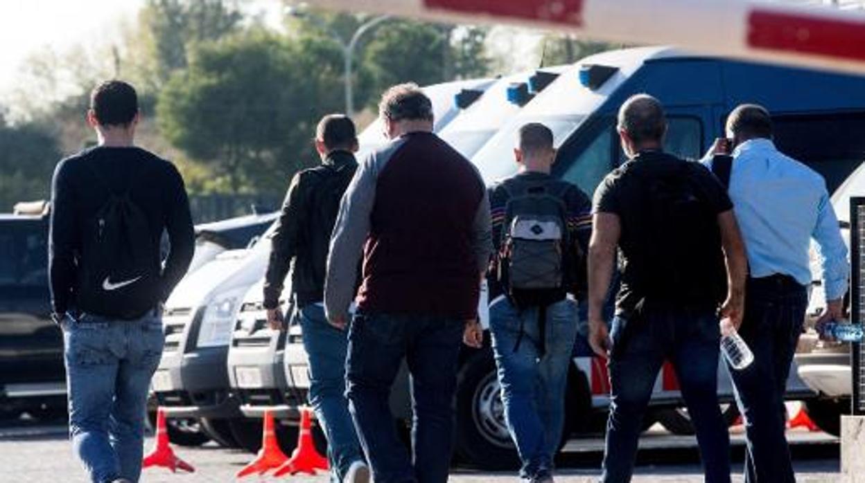 Agentes en la sede central de los Mossos en Terrassa (Barcelona)