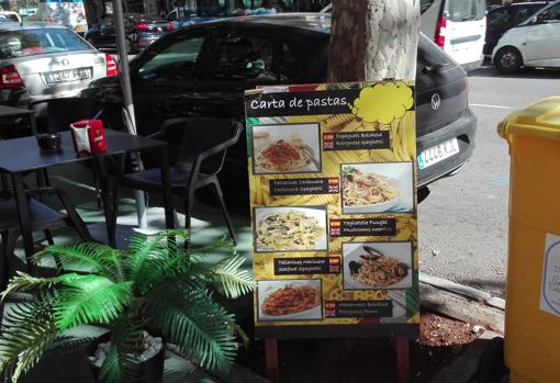 Terraza de la que el presunto homicida cogió el cartel y la silla