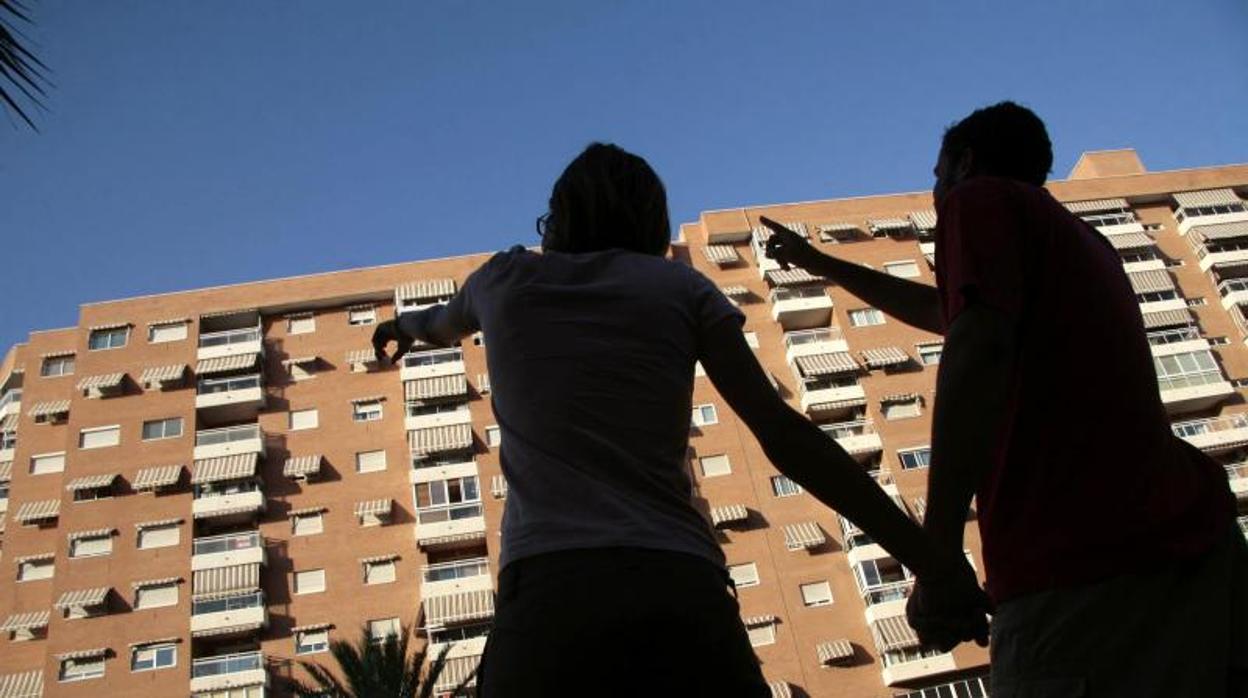 Una pareja buscando piso en un bloque recién construido