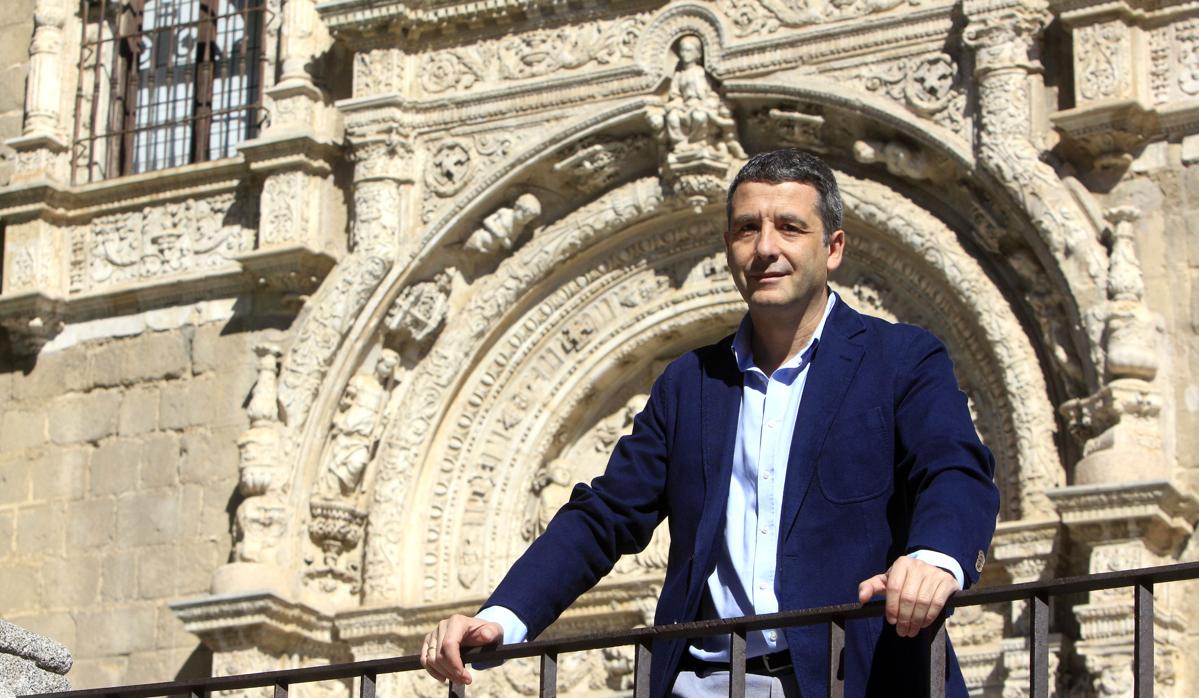 El portavoz de Ciudadanos en Toledo, Esteban Paños, con el Museo de Santa Cruz al fondo