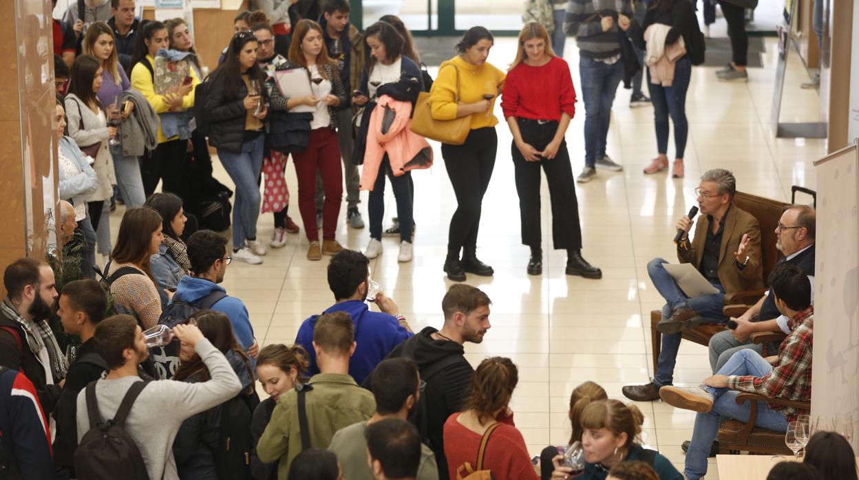 El delegado de ABC en Castilla y León, José Luis Martín, moderó la charla con el consejero de Educación