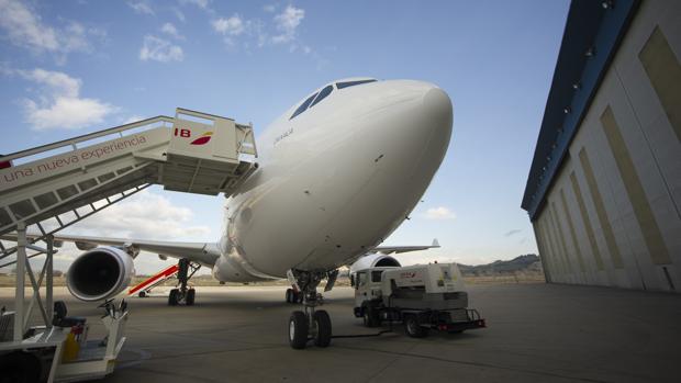 Detienen a un viajero por cortarle la cara a una azafata de Iberia