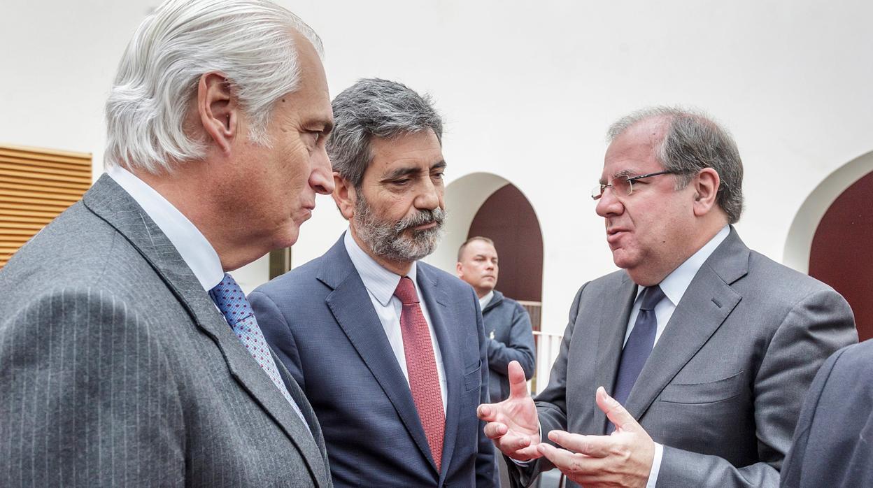 Herrera conversa con José Luis Concepción y Carlos Lesmes, ayer en Burgos