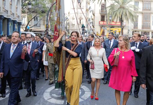 Sandra Gómez porta la Senyera por la calle de la Paz