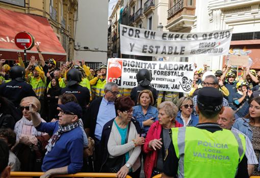 Bomberos forestales protestan al paso de las autoridades políticas