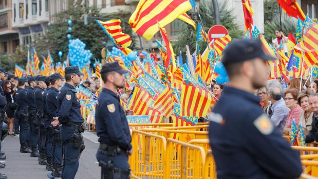 La Senyera recorre Valencia entre vítores, gritos a los políticos y un amplio despliegue policial