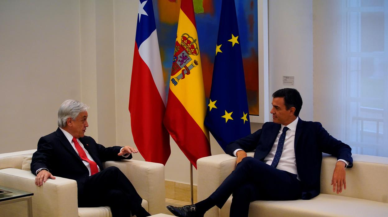 Sebastián Piñera (izq), junto a Pedro Sánchez en La Moncloa