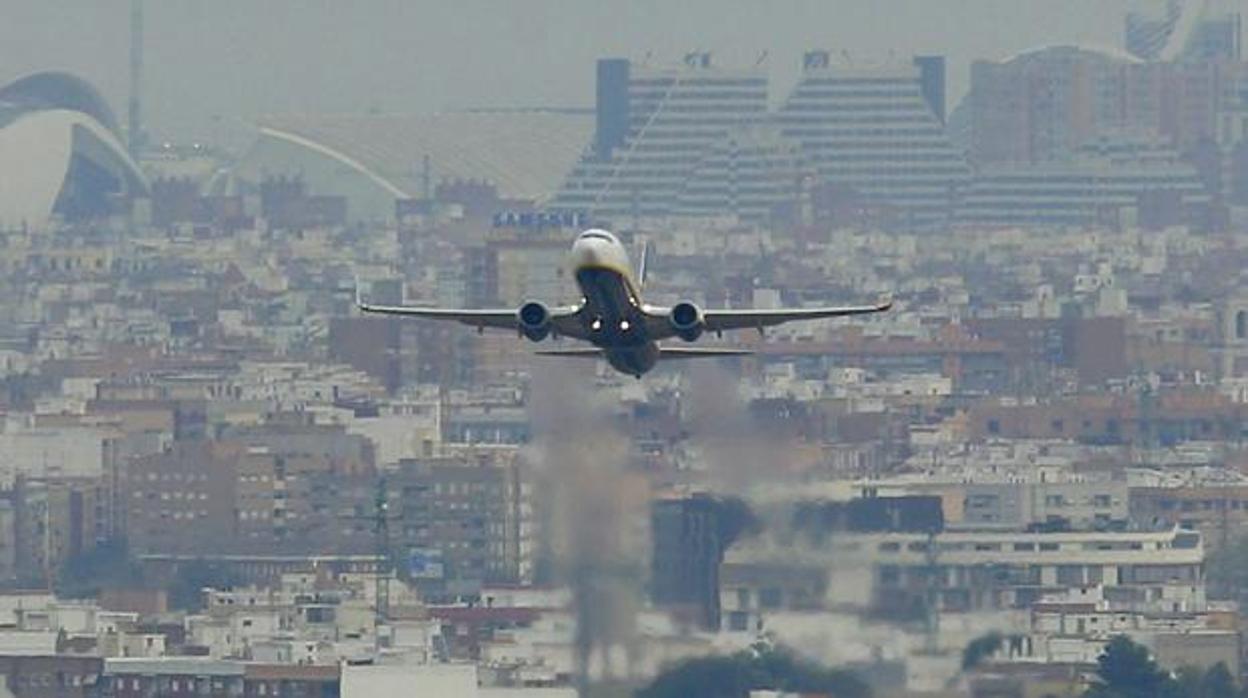 Imagen del aterrizaje de un avión en el aeropuerto de Valencia