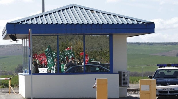 Funcionarios de prisiones se encierran en Interior a la espera de ser recibidos para comunicar su huelga